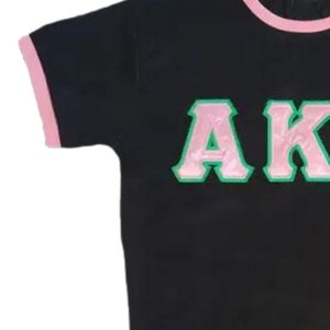 Camiseta de Manga Corta para Mujer, Color Negro, con Parche de Letras de Chenilla Rosa, Informal, de Algodón, para Verano, Cómoda para Uso Diario - Product Image 4