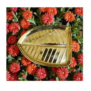 Assiette décorative en laiton en forme de feuille, personnalisée, faite à la main, polie, pour la pooja, les plats sucrés et les services de table, en promotion. - Product Image 2