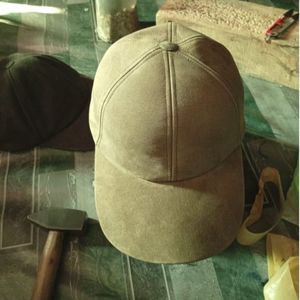 Gorra de béisbol ajustable de cuero de gamuza, disponible en varios colores y materiales, incluyendo piel de cordero auténtica. - Product Image 1