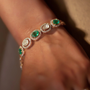 Pulsera de Diamantes Polki con Esmeraldas, Elegante Pulsera de Estilo Polki de Inspiración Tradicional con Detalles de Piedras de Color Verde Esmeralda Intenso - Product Image 2