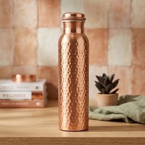 Botella de Bebida de Cobre Forjado, Diseño Ayurvédico Tradicional, Perfecta para el Hogar, la Oficina y el Estudio de Yoga - Product Image 1