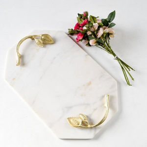 Plateau de service rectangulaire en marbre blanc de luxe, écologique, décoratif pour mariage, avec poignées dorées en forme de fleur, moderne et élégant, pour la maison et la cuisine - Product Image 3