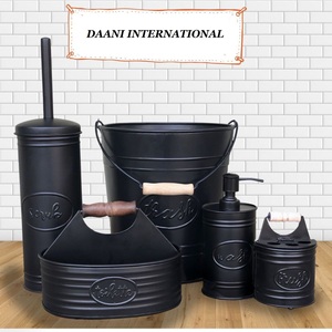 Ensemble d'accessoires de salle de bain 5 pièces en métal noir fait main, style ferme vintage, comprenant un distributeur de savon, une brosse WC, un seau et des articles de rangement - Product Image 1