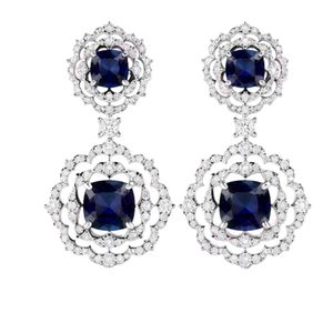 Pendientes colgantes de lujo en oro blanco de 18 quilates con piedras centrales de corte almohadilla en azul real, rodeadas por un intrincado detalle de halo de diamantes. - Product Image 1