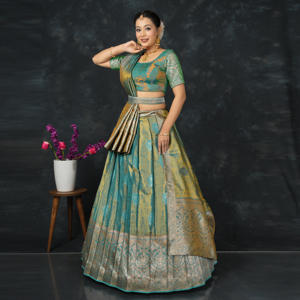 Lehenga Choli en Soie Banarasi Royale, Tissage Zari Riche, Motifs Traditionnels, Jupe Évasée Imposante, Tenue de Mariage, de Plage ou de Remise de Diplôme - Product Image 3