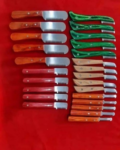 Juego de cuchillos profesionales para pelar perros, cuchillos para cardar pelo de mascotas con mango de madera en rojo, azul y negro para uso con la mano izquierda y derecha, de Tegra - Product Image 2