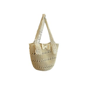 Adoptez une beauté pure et délicate avec ce sac artisanal en fil naturel, orné d'un doux nœud et d'une texture tricotée aérienne. - Product Image 1