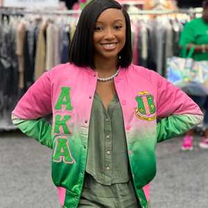 เสื้อแจ็คเก็ตบอมเบอร์แบบไล่เฉดสีชมพูเขียวปักลายตัวอักษรกรีกสำหรับผู้หญิง แบรนด์ AKA Ombre สไตล์สตรีทแวร์ - Product Image 6