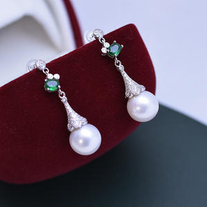 Boucles d'oreilles en perles rondes blanches d'eau douce de 10-11 mm pour femmes, argent S925, design minimaliste avec une forte brillance et des imperfections fines - Product Image 2