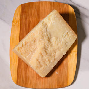 Queso Parmigiano de Primera Calidad, Queso Duro Natural Añejo, Empacado para Exportación, Venta al por Mayor y Distribución Minorista - Product Image 6