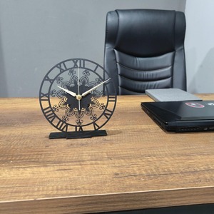 Horloge de table en métal noir découpée au laser, design contemporain, pour la décoration intérieure et la décoration de chambre d'hôtes, fabriquée à la main en Inde - Product Image 3