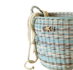 Cesta de ratán inspirada en la playa con asas de cuerda y detalles de estrellas de mar, contenedor de almacenamiento tejido a mano, encantador organizador para el hogar - Product Image 3