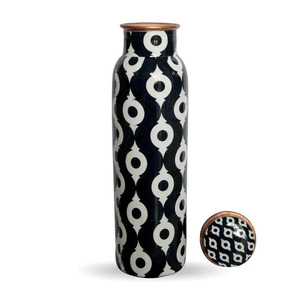Bouteille à boire en cuivre faite à la main avec revêtement laqué, bouteille de stockage d'eau ayurvédique traditionnelle - Product Image 1