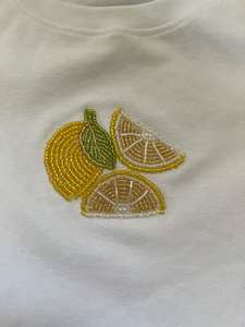 T-shirt blanc personnalisé pour femme avec perles mobiles double face faites à la main – Fabrication artisanale indienne – Personnalisation sur mesure de t-shirts pour femme - Product Image 2