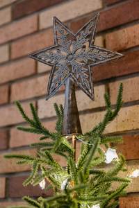Décor de Noël EUROHOME : Étoile dorée en métal pour sapin, 20 cm, avec cônes de pin, base sur pied, design classique et durable pour intérieur - Product Image 4