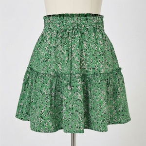 Jupe courte à taille haute pour femme, motif floral, coupe trapèze, volants, en mousseline de viscose et coton, style chic prairie, printemps - Product Image 1