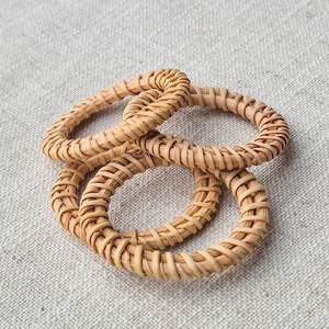 Anneaux de serviette vintage faits main en rotin tressé, décoratifs et écologiques, pour la mise en place de la table lors de mariages et de dîners. - Product Image 1
