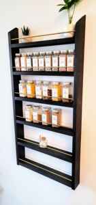 Étagère à épices rustique en bois massif de 18 pouces de large, six niveaux, avec barre en laiton, organisateur de cuisine, étagère murale pour les essentiels de la cuisine et du garde-manger - Product Image 3