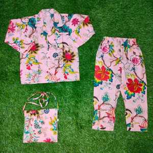 ชุดนอนเด็กพิมพ์ลายดอกไม้สีชมพูพร้อมกระเป๋าเข้าชุดเสื้อแขนยาวและกางเกง-NEW JAIPUR INTERNATIONAL รุ่น NJIKCNS007 - Product Image 5