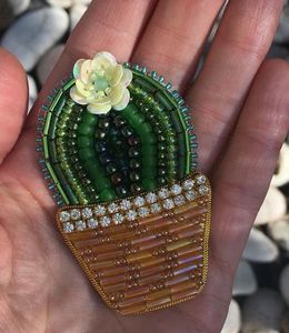 Broche sophistiquée brodée de perles, bijoux de créateur faits à la main avec une finition de qualité supérieure, broderie artisanale de luxe - Product Image 1