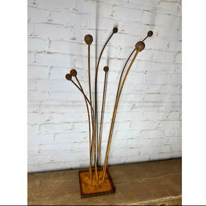 Escultura de Jardín Rústica de Hierro con Tallos Curvos Altos y Remates de Bola, Arte Vintage para Exteriores, Decoración para Jardín de Casa de Campo - Product Image 1