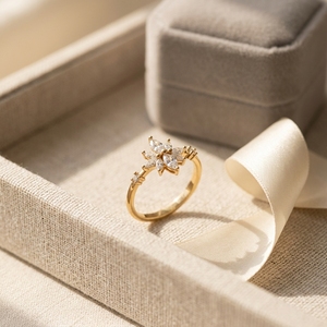 Anillo de Oro Amarillo de 10k, 14k, 18k con Diseño Floral, Diamante Cultivado en Laboratorio con Corte Marquesa en el Centro y Delicado Diamante Redondo Decorativo - Product Image 2
