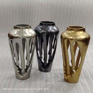 Vase décoratif en métal aluminium goutte à goutte noir avec corps conçu pour fondre - Product Image 1