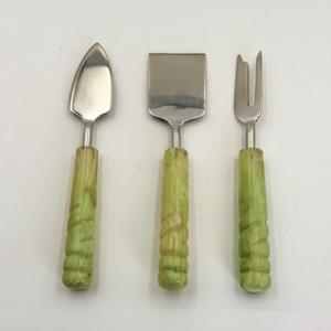 Ensembles de Spatules à Fromage en Acier Inoxydable Argenté avec Manche en Résine pour Usage Domestique et Professionnel (Couteau à Fromage) - Product Image 1