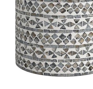 Tabourets géométriques floraux gris fumé et blancs, faits à la main, en nacre, avec incrustations de coquillages, table d'appoint moderne en mosaïque naturelle - Product Image 2