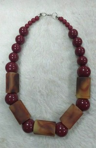 Collier artisanal en résine perlée, mettant en valeur l'art et l'artisanat grâce à des matériaux de qualité supérieure, adapté aux fêtes, au bureau et aux tenues décontractées. - Product Image 4