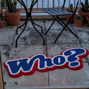 Alfombra Antideslizante de Lana Hecha a Mano con Tipografía Única, Diseño de Letras de Pregunta en Azul y Rojo para Decoración de Sala de Estar y Dormitorio - Product Image 5