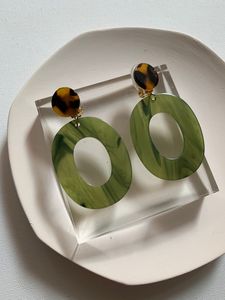 Boucles d'oreilles en résine faites à la main, écologiques et élégantes, finition brillante, design traditionnel, durables, mode de luxe par des artisans expérimentés - Product Image 4