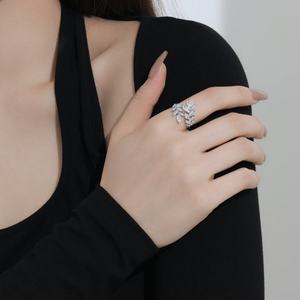 Anillo de Plata con Hojas Blancas y Diseño Abierto Ajustable - Product Image 1