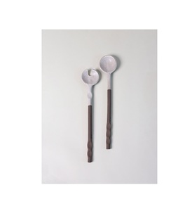 Cuchara y tenedor de metal ergonómicos e innovadores para servir ensalada, con mango ergonómico para un agarre cómodo y fácil manipulación. - Product Image 1