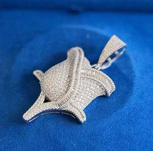 Colgante de Rosa de Lujo con Incrustaciones de Moissanita VVS, Joyería Hip Hop con Acabado en Oro Blanco, Estilo Urbano Premium - Product Image 1