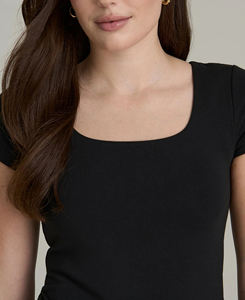 จั๊มสูทโยคะคอเหลี่ยมแขนสั้นสีดำพรีเมียมสำหรับผู้หญิง พร้อมโลโก้สั่งทำพิเศษ แขนทรงบาน เอวสูง ระบายอากาศได้ดี ผลิตจากผ้าสแปนเด็กซ์/โพลีเอสเตอร์ เนื้อผ้านุ่ม - Product Image 3