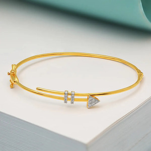 Elegante Brazalete de Diamantes con Diseño de Flecha, Banda Doble de Oro Amarillo y Acento Geométrico en Puntos - Product Image 1