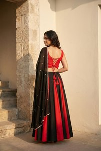 Ensemble Lehenga Rouge et Noir Navratri avec Broderie Miroir, en Coton à Séchage Rapide, Blouse Ethnique Moderne et Dupatta – Robe de Festival pour Femme - Product Image 4