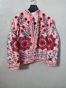 Chaqueta de terciopelo rosa estilo bohemio moderno, hecha a mano, con bordado floral Suzani, abrigo de invierno, blazer artesanal, prenda de alta costura. - Product Image 2