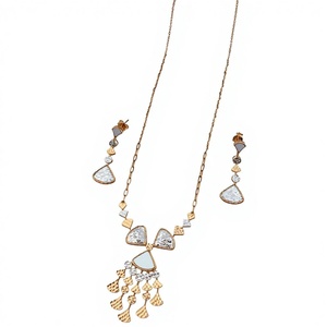 Collier Mangalsutra de luxe en or 22 carats avec pendentif floral et chaîne de perles noires, bijoux indiens pour mariage, fiançailles et fêtes pour femmes 12.310 - Product Image 1