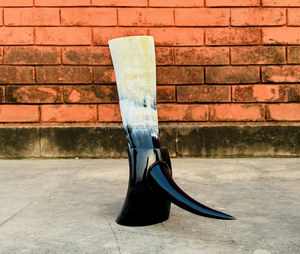 Cuernos de búfalo grabados con diseño de barco vikingo, ideales para usar como cuernos para beber y cuernos para tocar, procedentes de la India. - Product Image 3