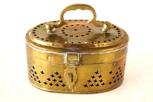 Boîte à cigares décorative en laiton pour un style d'intérieur d'inspiration antique, avec une artisanat traditionnel en laiton et une grande utilité - Product Image 2