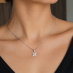 Colgante de flor con diamantes naturales en oro blanco de 18 quilates |   Elegante Collar de Diamantes con Diseño Floral para Mujer |   Colección de Regalos de Joyería Fina de Lujo - Product Image 2