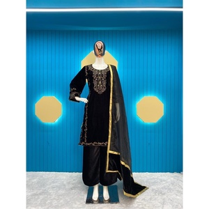 SÉQUENCE DE VELOURS ATTRACTIVE DE BRODERIE HAUT BAS AVEC DUPATTA NOIR - Product Image 4