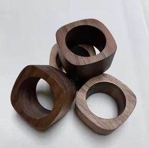 Ensemble d'anneaux de serviette en bois artisanal, accessoire décoratif pour la table, idéal pour les mariages rustiques, les dîners, les restaurants, les hôtels, les fêtes et les événements - Product Image 1
