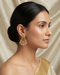 Boucles d'oreilles pendantes de style temple traditionnel d'Inde du Sud, avec diamants américains et perles, pour tenues ethniques, fabriquées par des fabricants. - Product Image 4