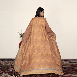 Abaya légère avec imprimé ethnique orné, tissu fluide et doux, manches amples, style ouvert sur le devant, tombé élégant, idéale pour les occasions. - Product Image 5