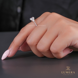 Bague de fiançailles solitaire en or massif sertie de diamants de laboratoire taille ronde et taille poire, avec trois diamants latéraux - Product Image 2