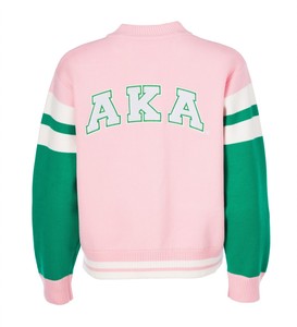 เสื้อคาร์ดิแกนปักลายตัวอักษรสำหรับสุภาพสตรี A K A Sorority คอวี แขนยาว ถักนิตติ้ง สีแดงขาว มีกระดุมด้านหน้าและกระเป๋า - Product Image 2