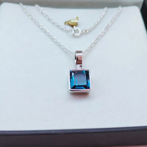 Pendentif Breloque Fait Main en Argent Sterling 925 avec Saphir Bleu Océan Taillé Carré et Monture Bezel, Cadeau pour Enfants, Femmes et Unisexe - Product Image 1